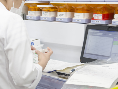写真:薬剤服用歴の徹底管理。安全でスムーズな調剤を提供します。