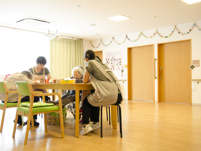 写真:安心して過ごしていただけるように丁寧な暮らしのサポートを行います。